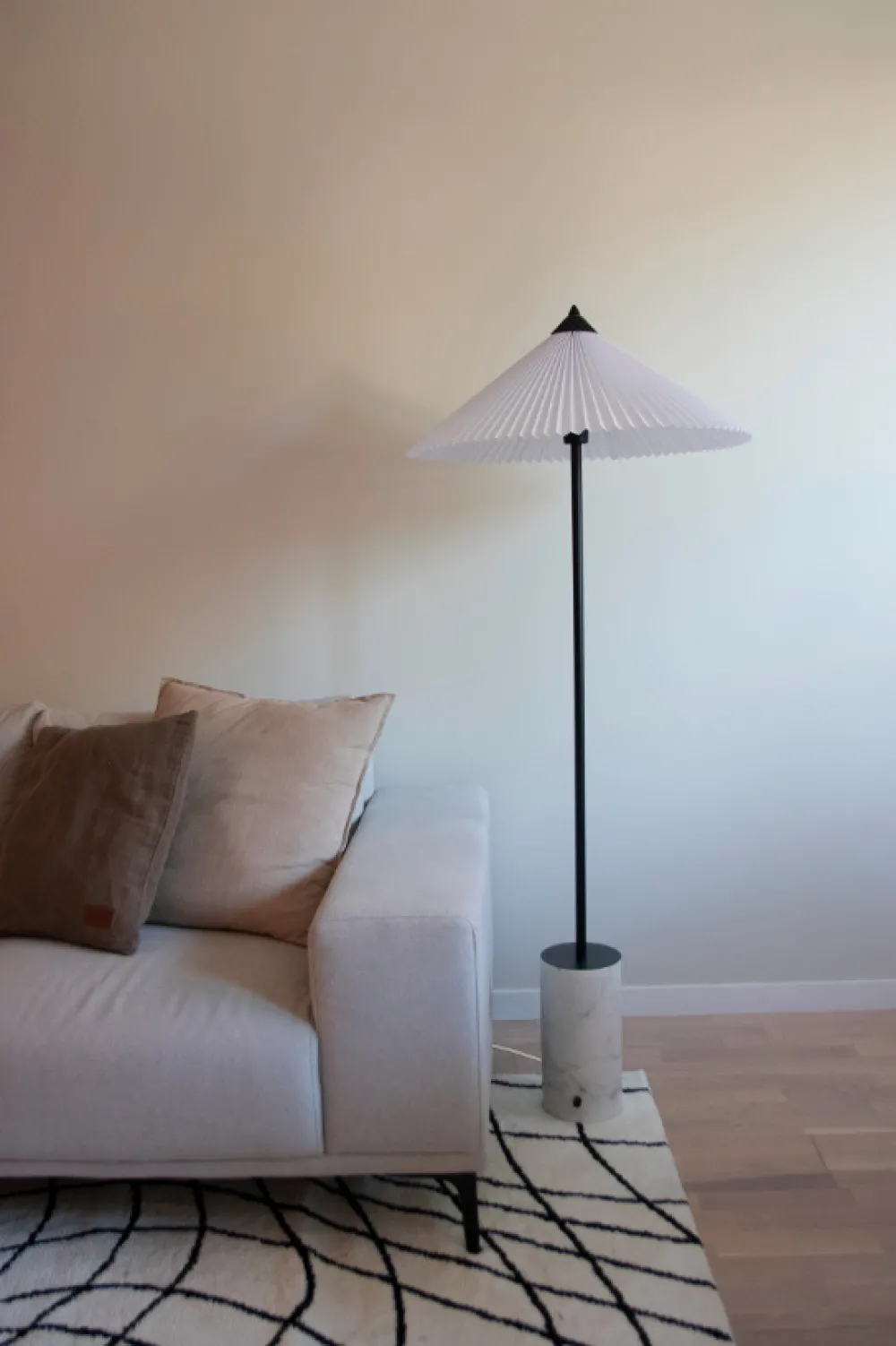 Globen Lighting Golvlampa 'Matisse' - Vit/Svart