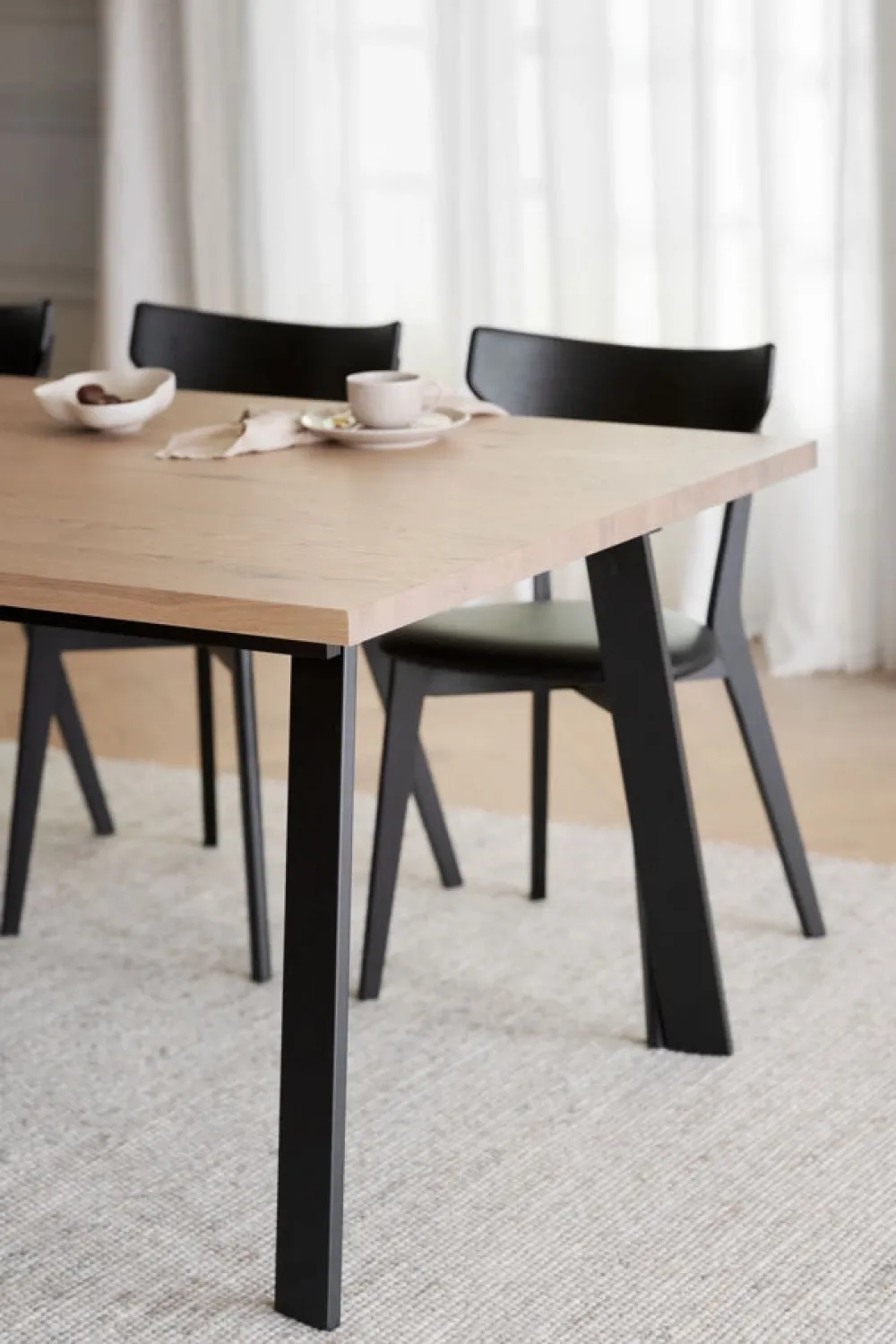 Rowico Home Matbord 'Winnipeg' 200x100cm - Vitpigmenterad/ Svart