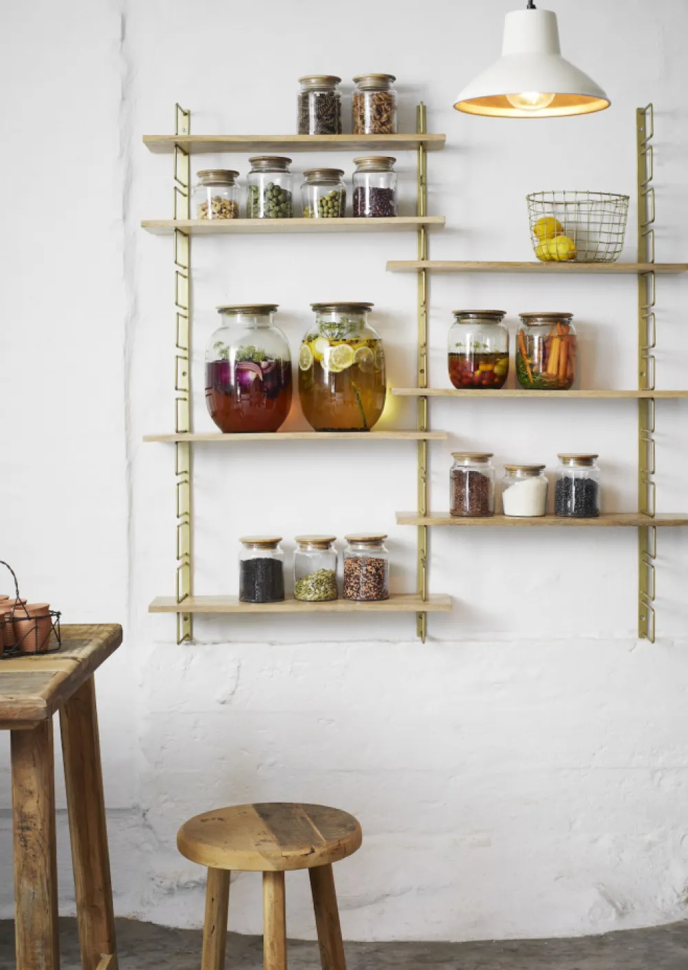 Madam Stoltz Vägghylla 'Wooden shelves' - Mässing/natur